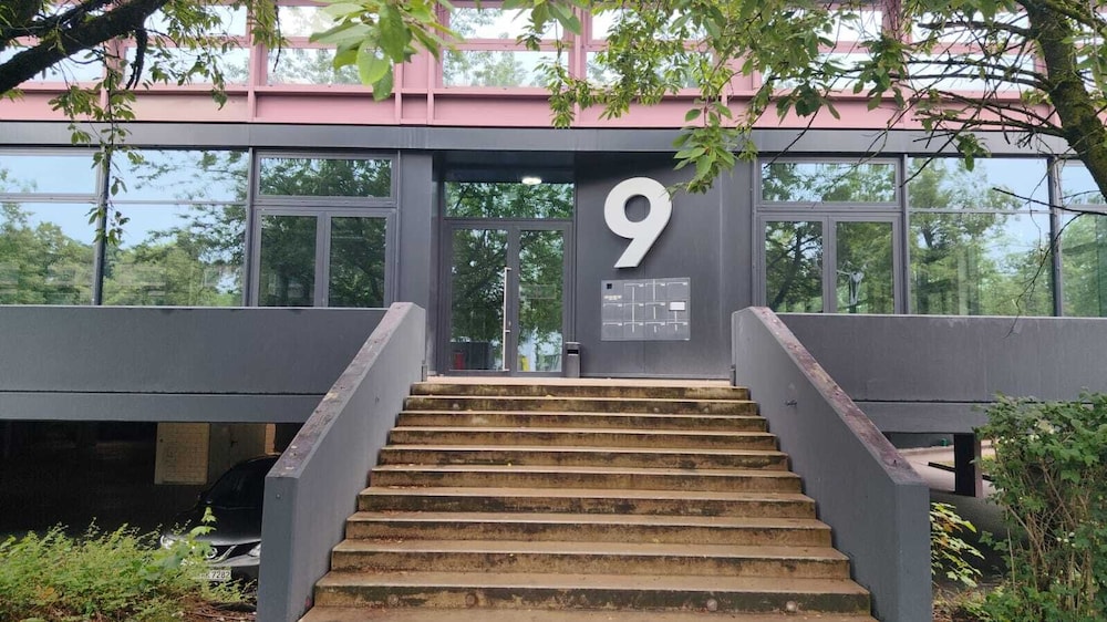 Low Budget Hostel 2/53