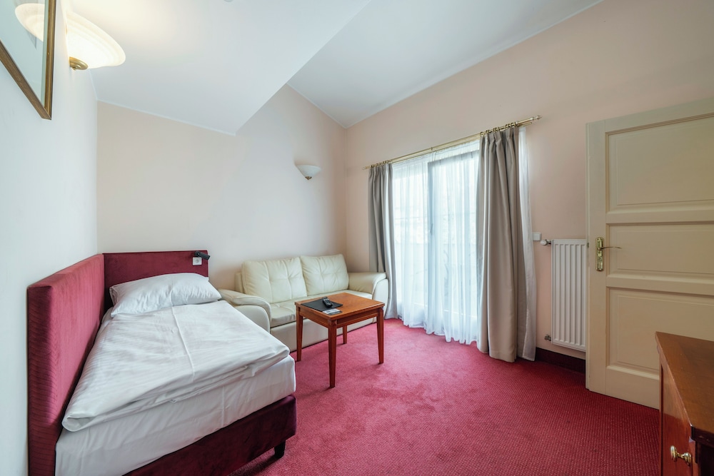 DELUXE, STUDIO, SUITE