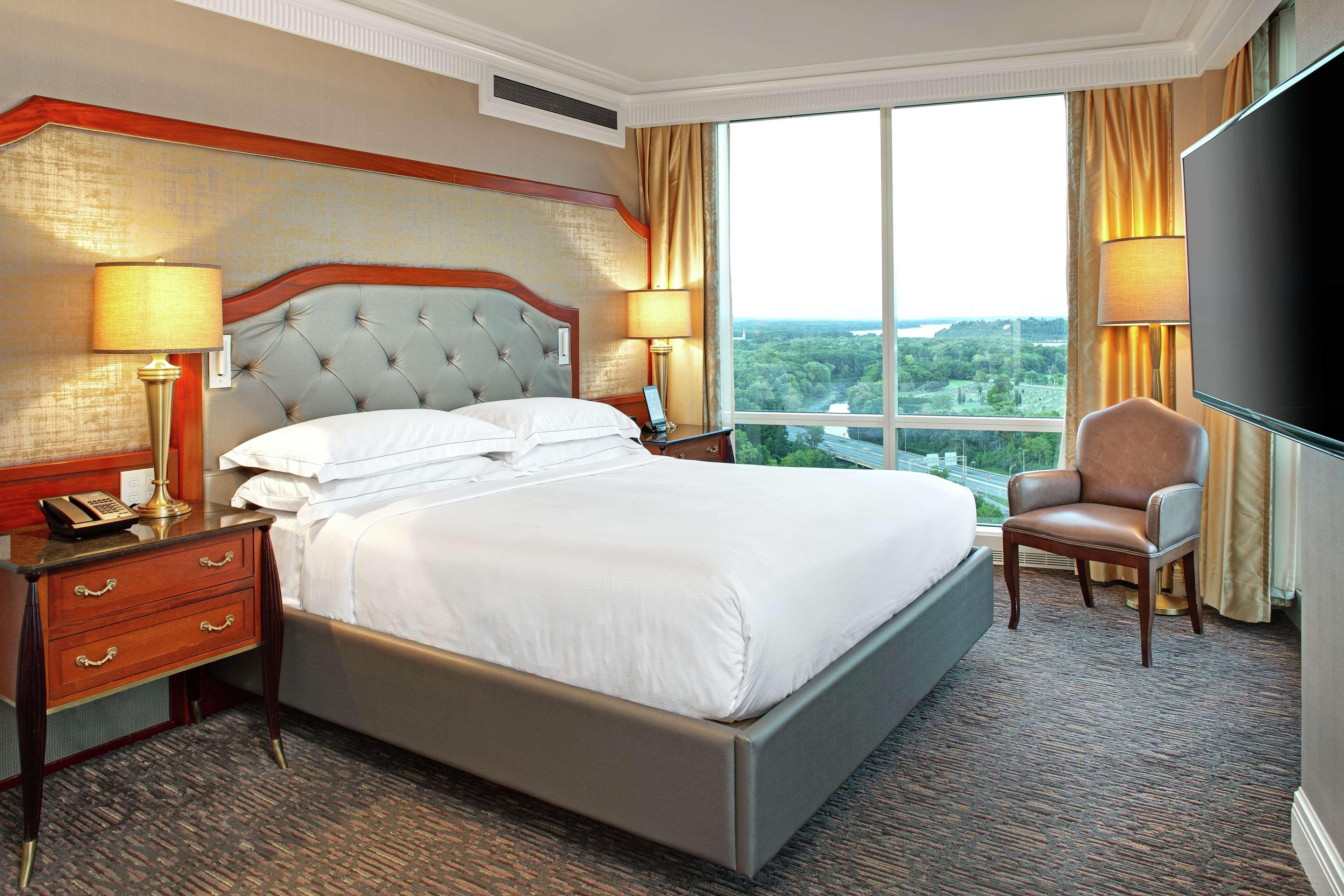 1 BEDROOM, EXECUTIVE, SUITE, KING BED, LAKE VIEW, JETTED TUB