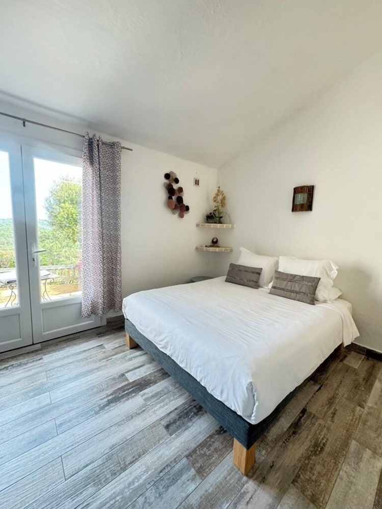 STUDIO, SEA VIEW