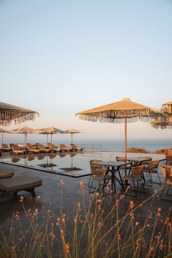 Colombo’s Beachfront 50/61