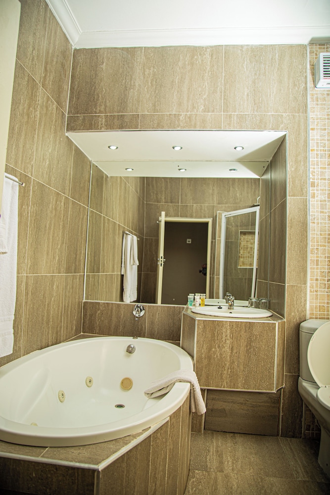 Chrismar Hotel Lusaka 66/68