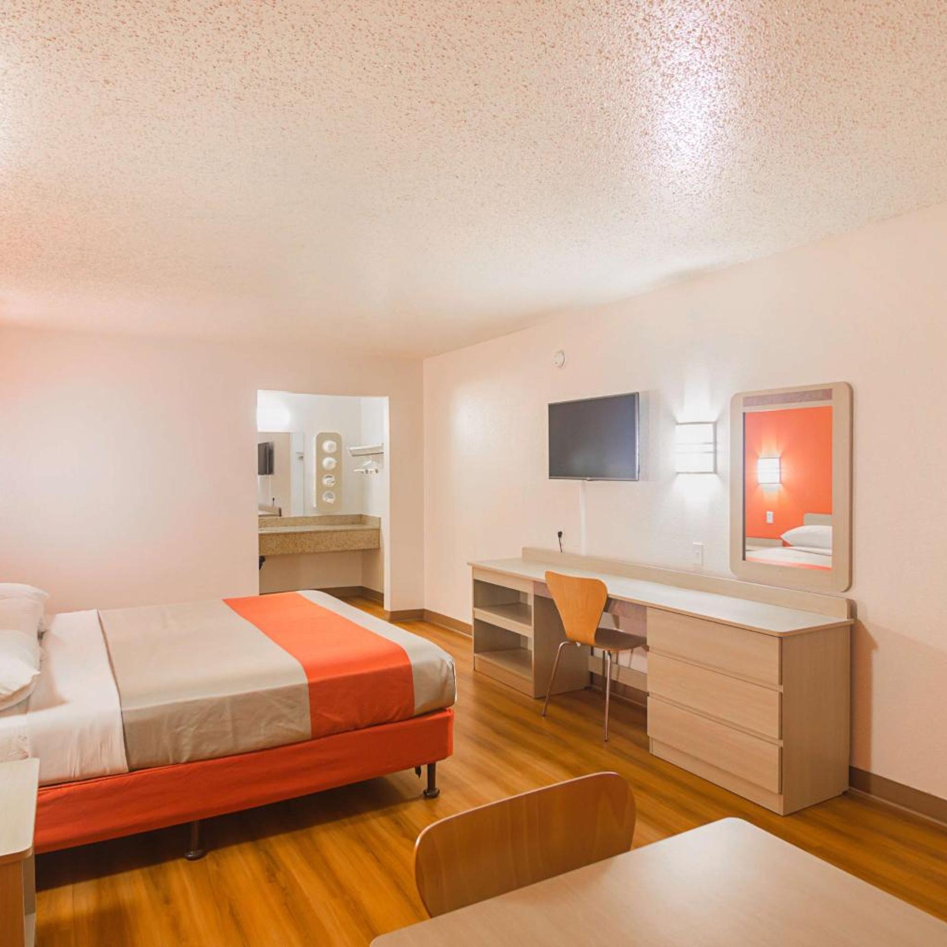 1 King Bed - ADA/RI Shower