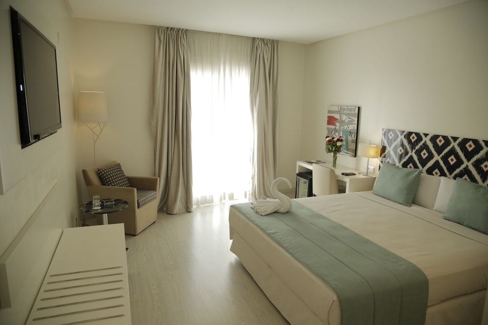 DELUXE, KING BED