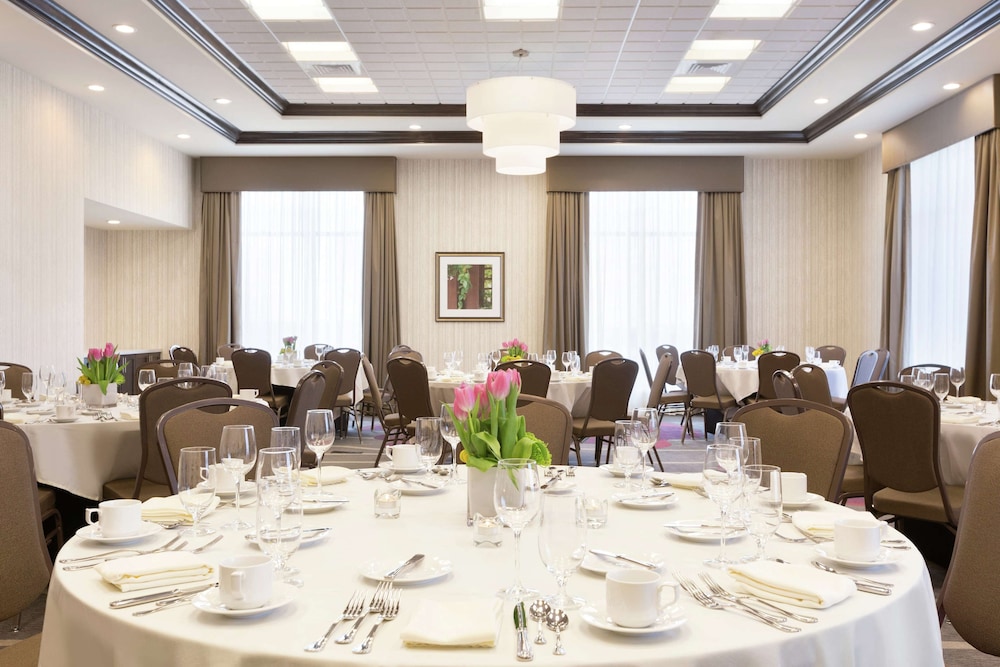 Hilton Garden Inn Pittsburgh Airport South - Robinson Mall 46/48