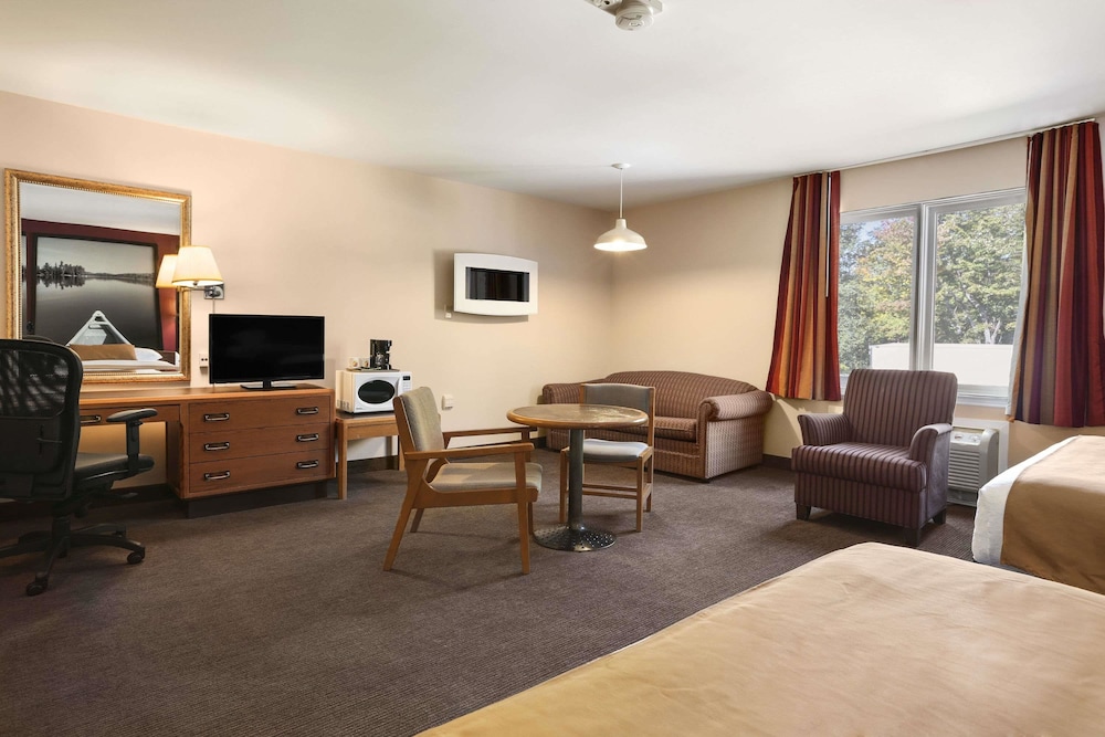 Super 8 by Wyndham North Bay 10/27