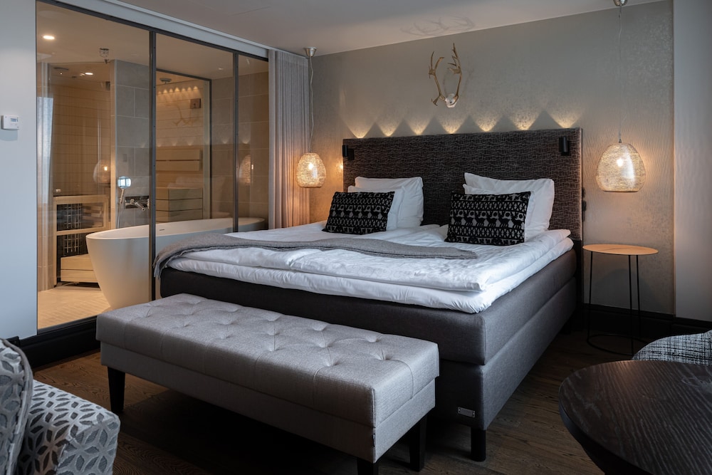LAPLAND, SUITE