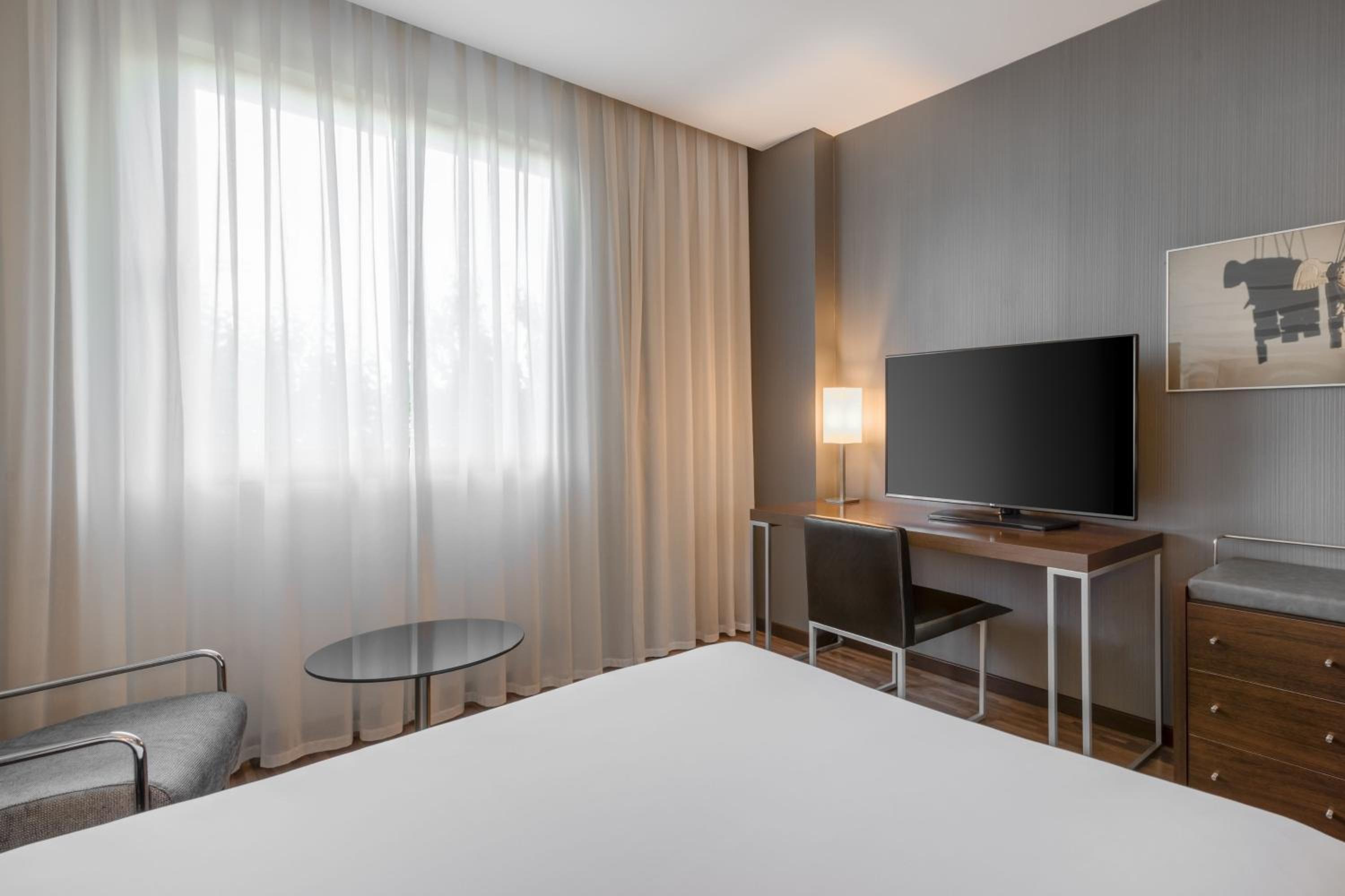 غرفة قياسية بسرير كوين، AC Hotel by Marriott Madrid Airport 3/4