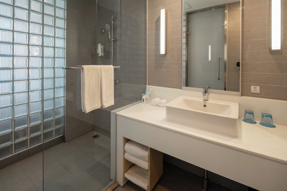 Holiday Inn Express Luoyang City Center 70/72