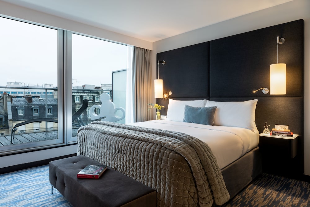 غرفة بسرير كينج بشرفة بإطلالة، Renaissance Paris Arc de Triomphe Hotel 6/10