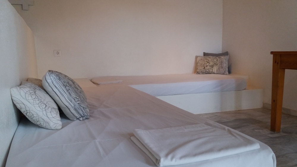 Manos Rooms 20/50