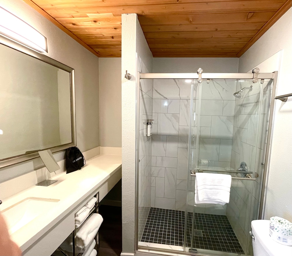 Tides Inn Suites 66/75