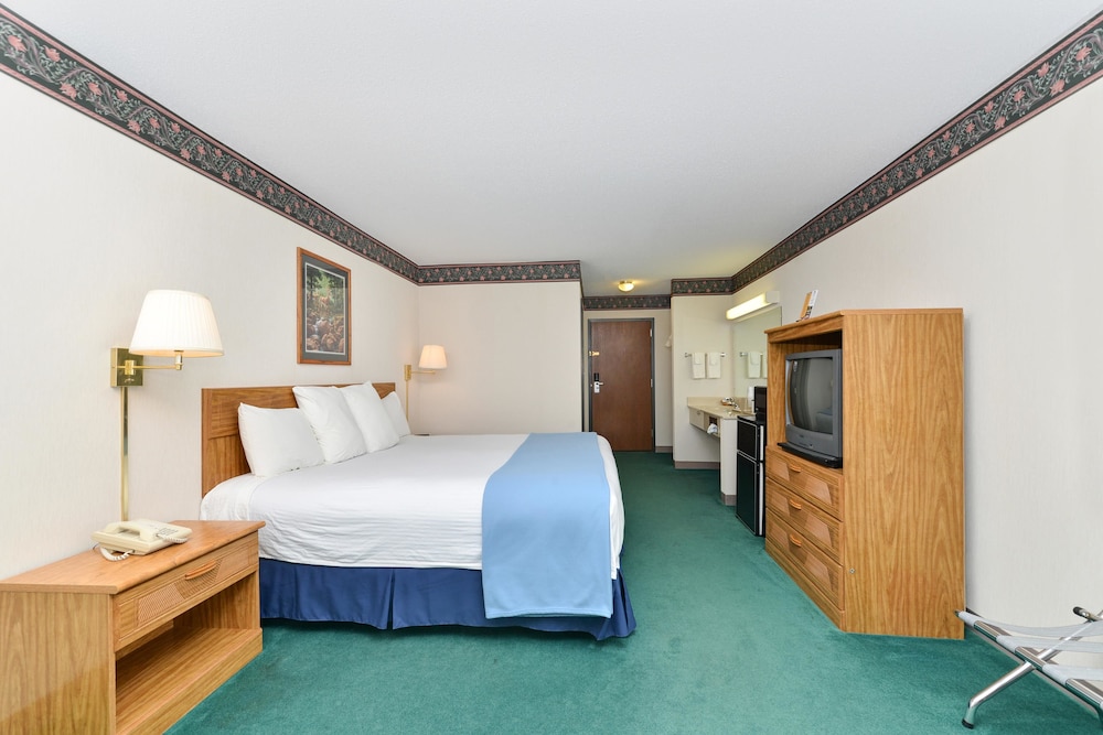 Americas Best Value Inn Tahquamenon Country 15/30