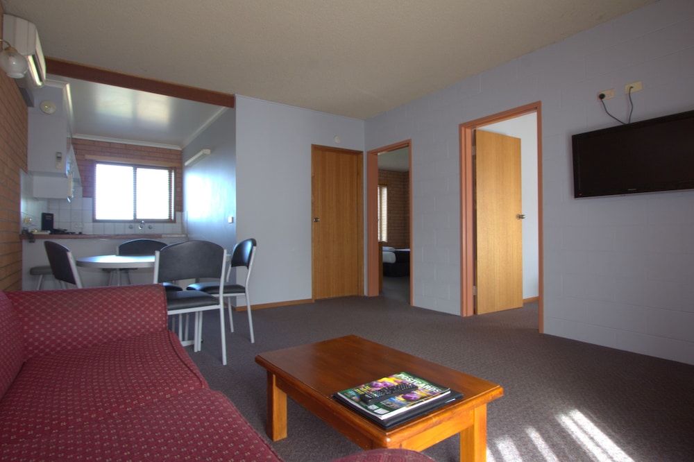 Blue Whale Motor Inn and Apartments 37/55