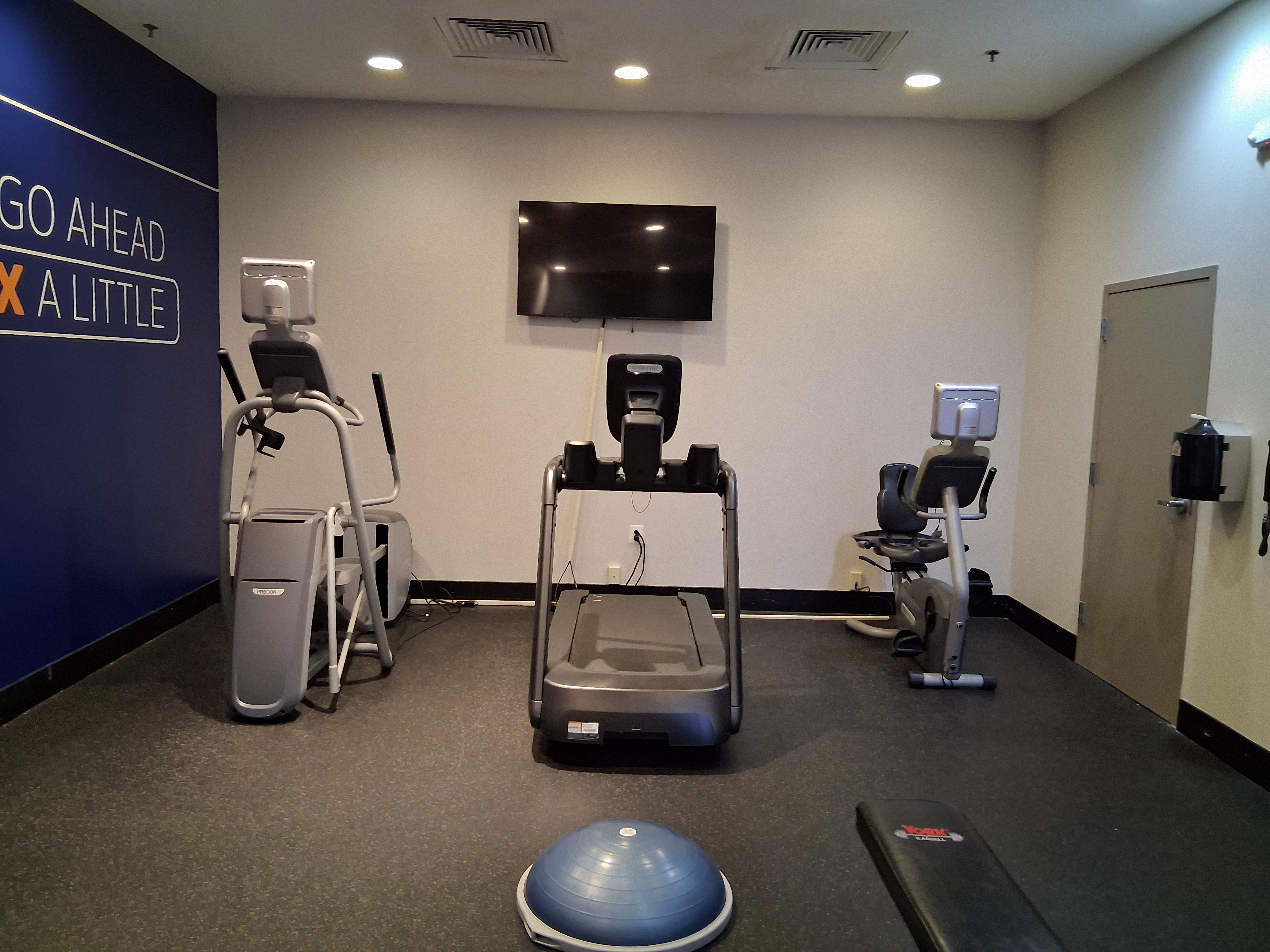 Holiday Inn Express FREDERICKSBURG SOUTHPOINT 43/65