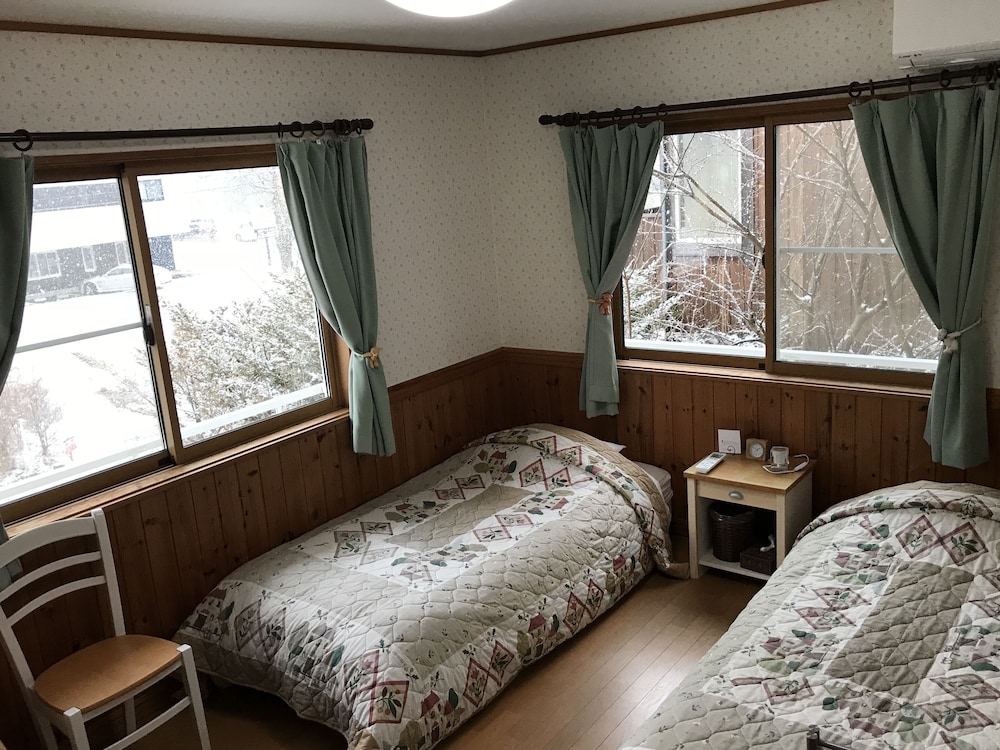 DELUXE, TWIN BEDS, SHARED BATHROOM