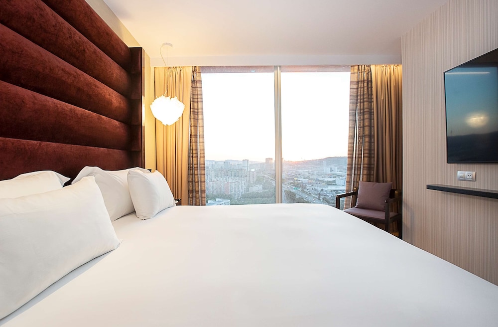 Hyatt Regency Barcelona Tower 18/82
