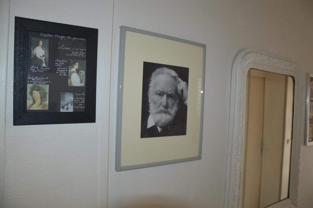 Hotel Victor Hugo 24/45