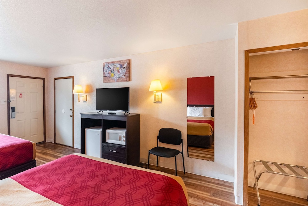 Econo Lodge Fredericksburg 8/33