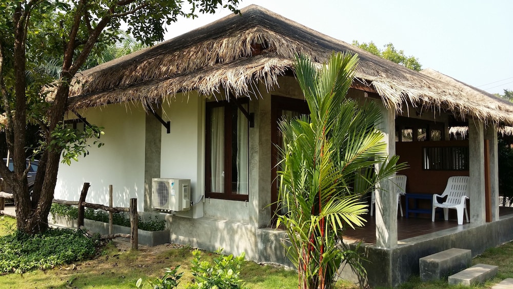 Nana Beach Hotel 5/80