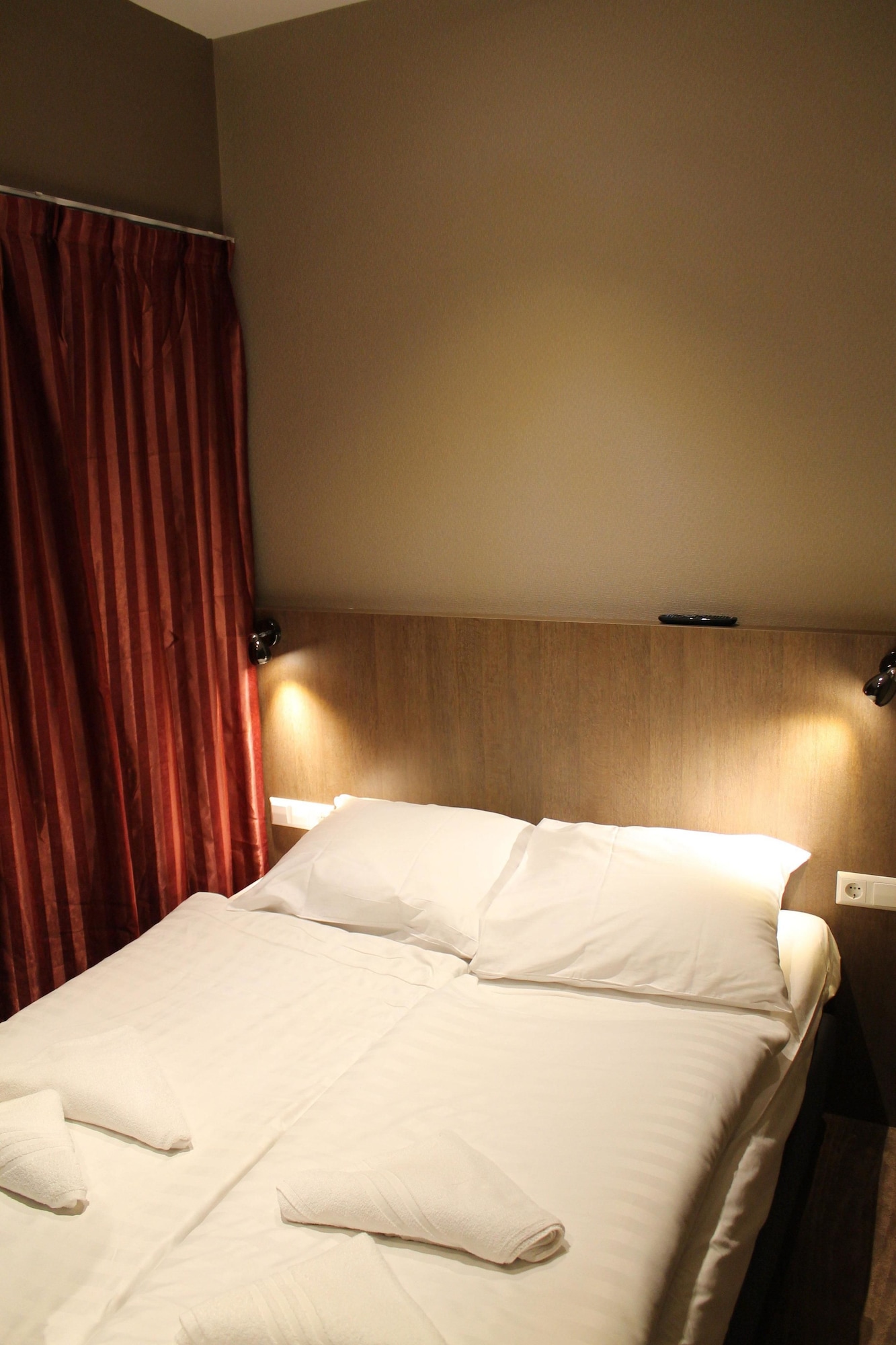 ROOM, DOUBLE BED, NO WINDOW, SMALL