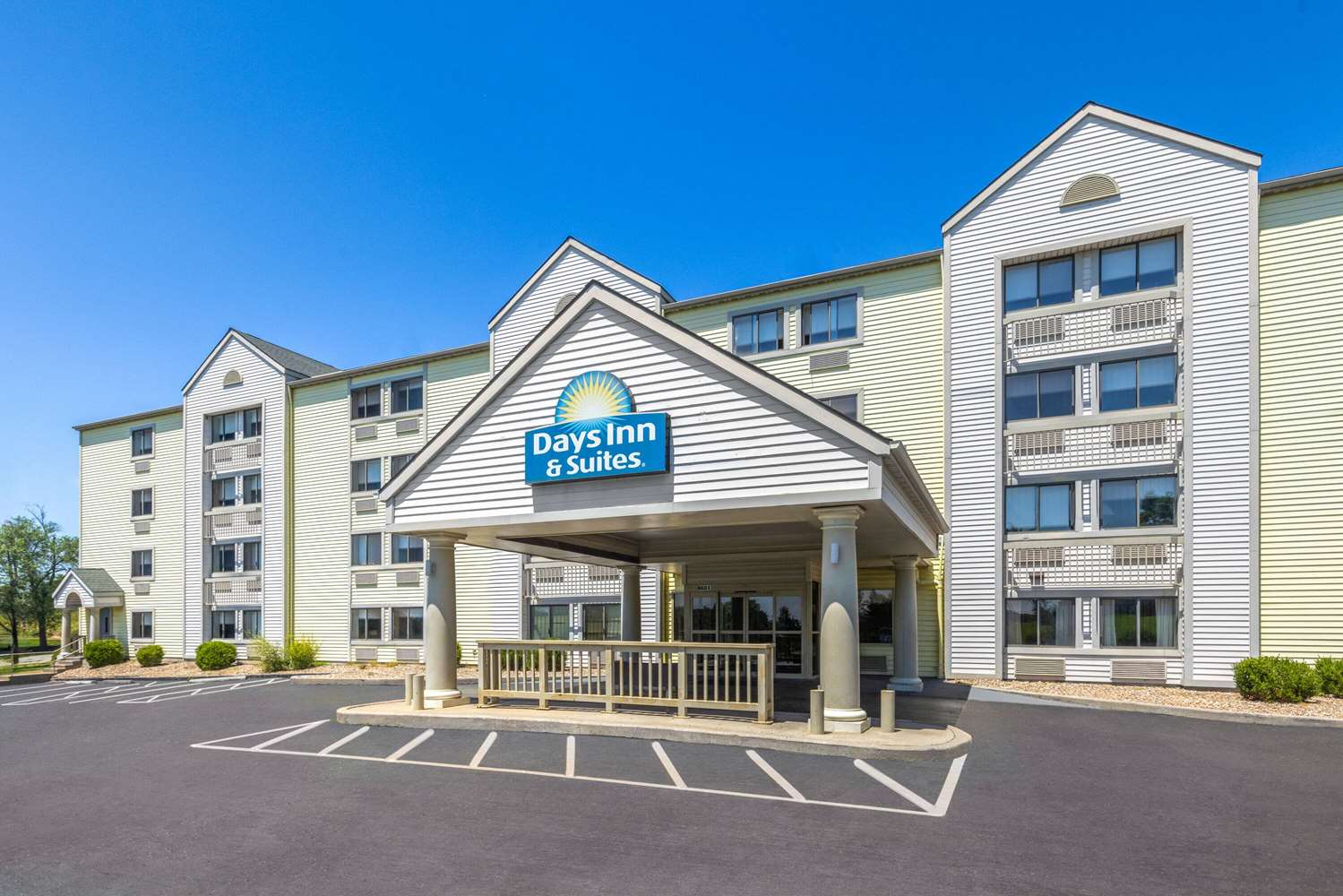 Days Inn & Suites By Wyndham Kansas City South 36/43