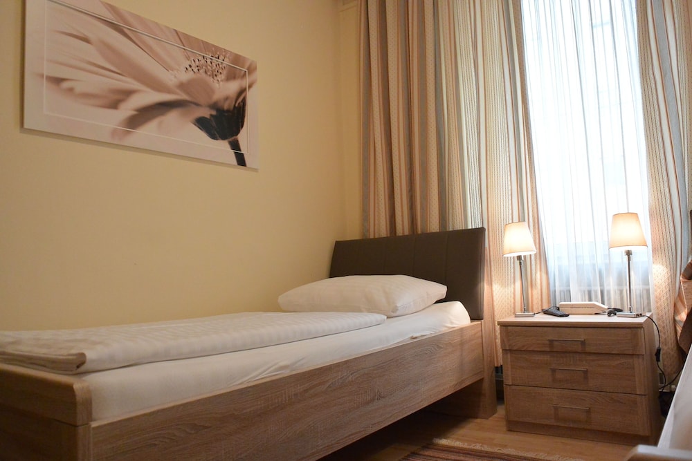 ROOM, TWIN BEDS