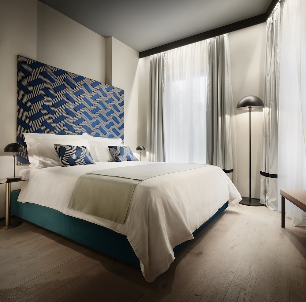 ROOM, DOUBLE BED