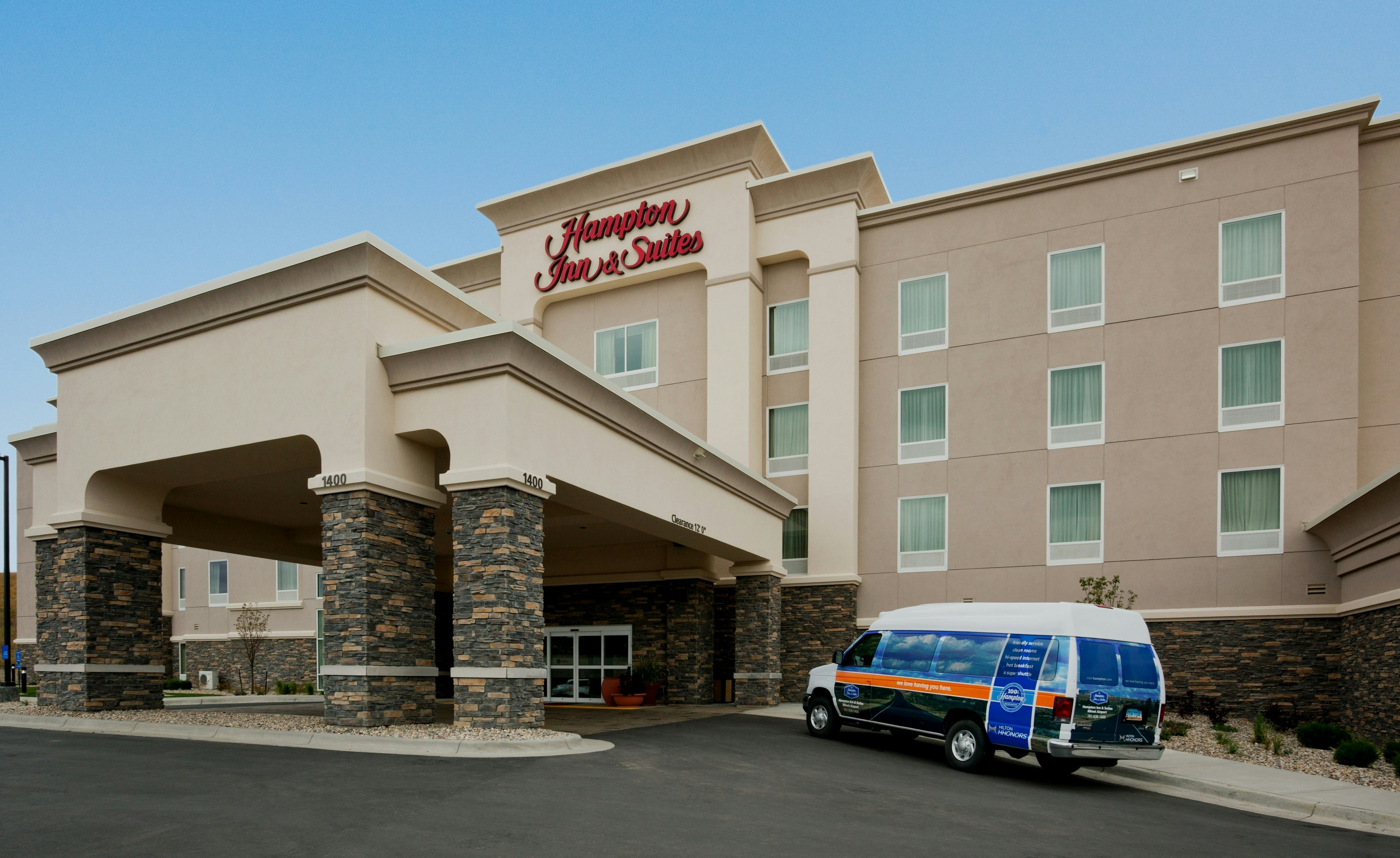 Hampton Inn & Suites Minot Airport 15/17