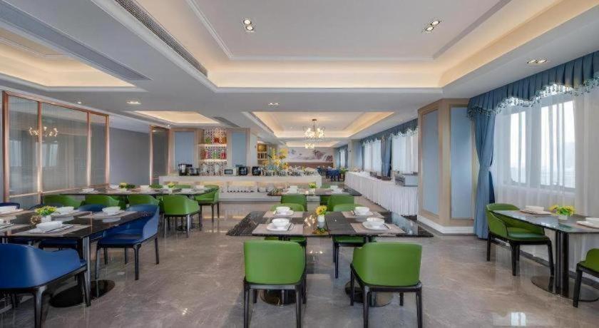Venus Royal Hotels (Zhongshan Dongfeng Center) 35/50