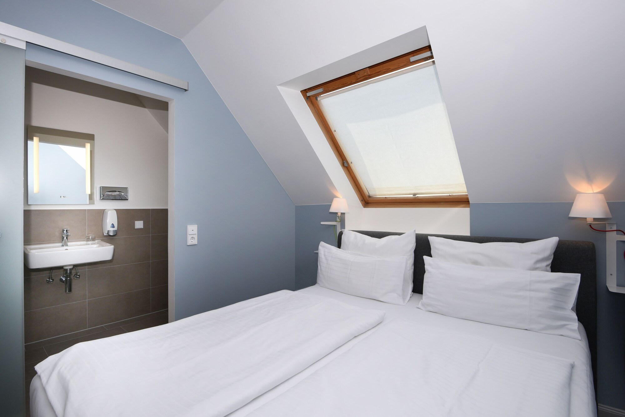 ROOM, DOUBLE BED, LARGE