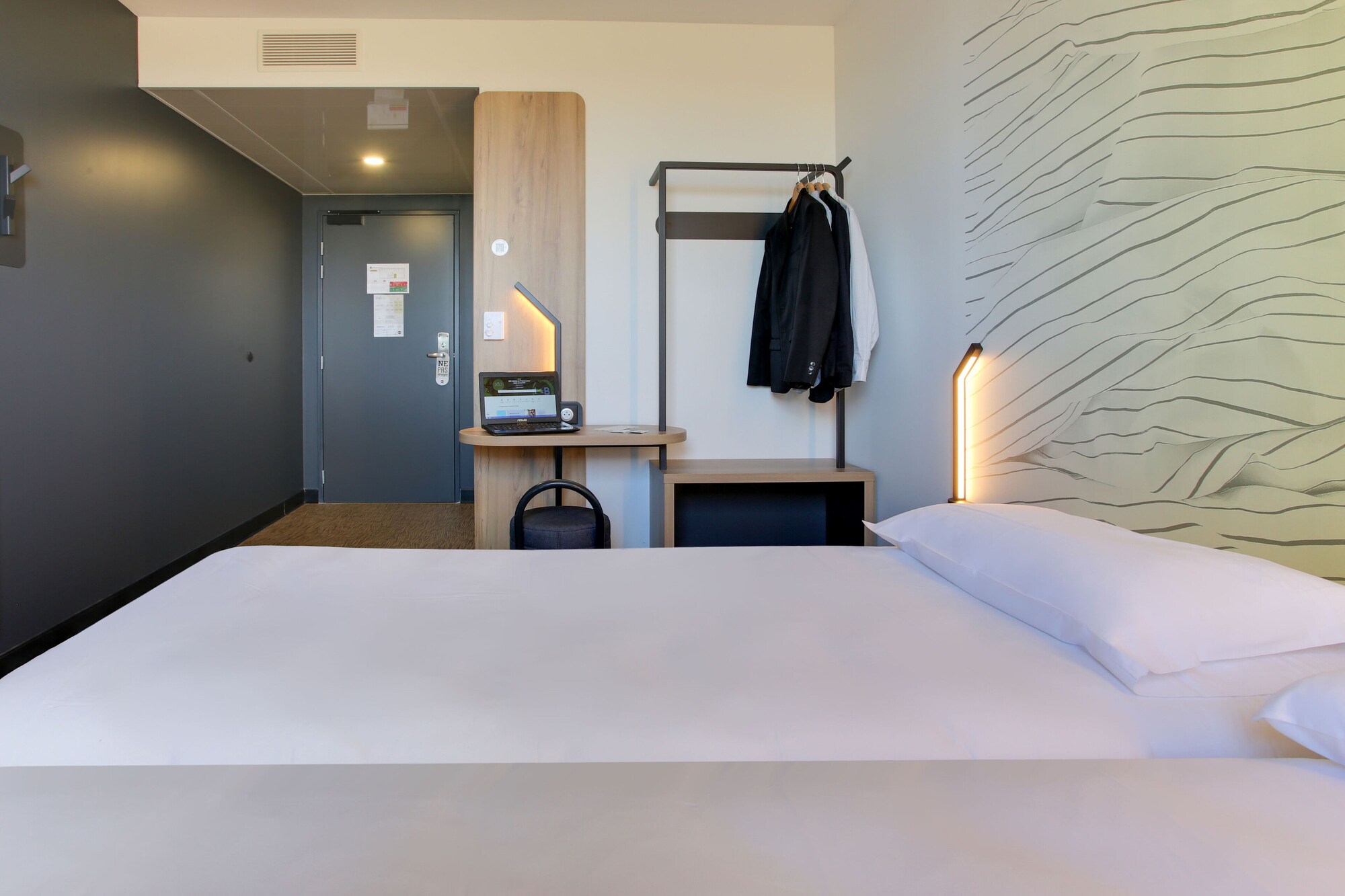 ROOM, TWIN BEDS