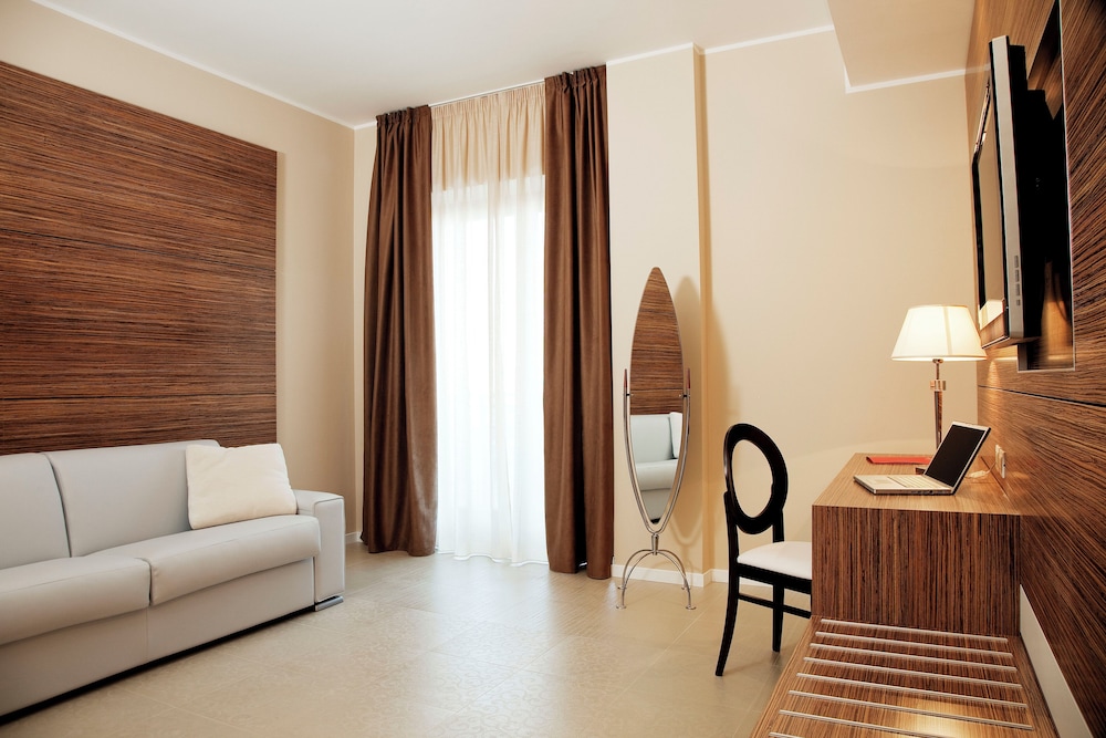 SHotel 24/49