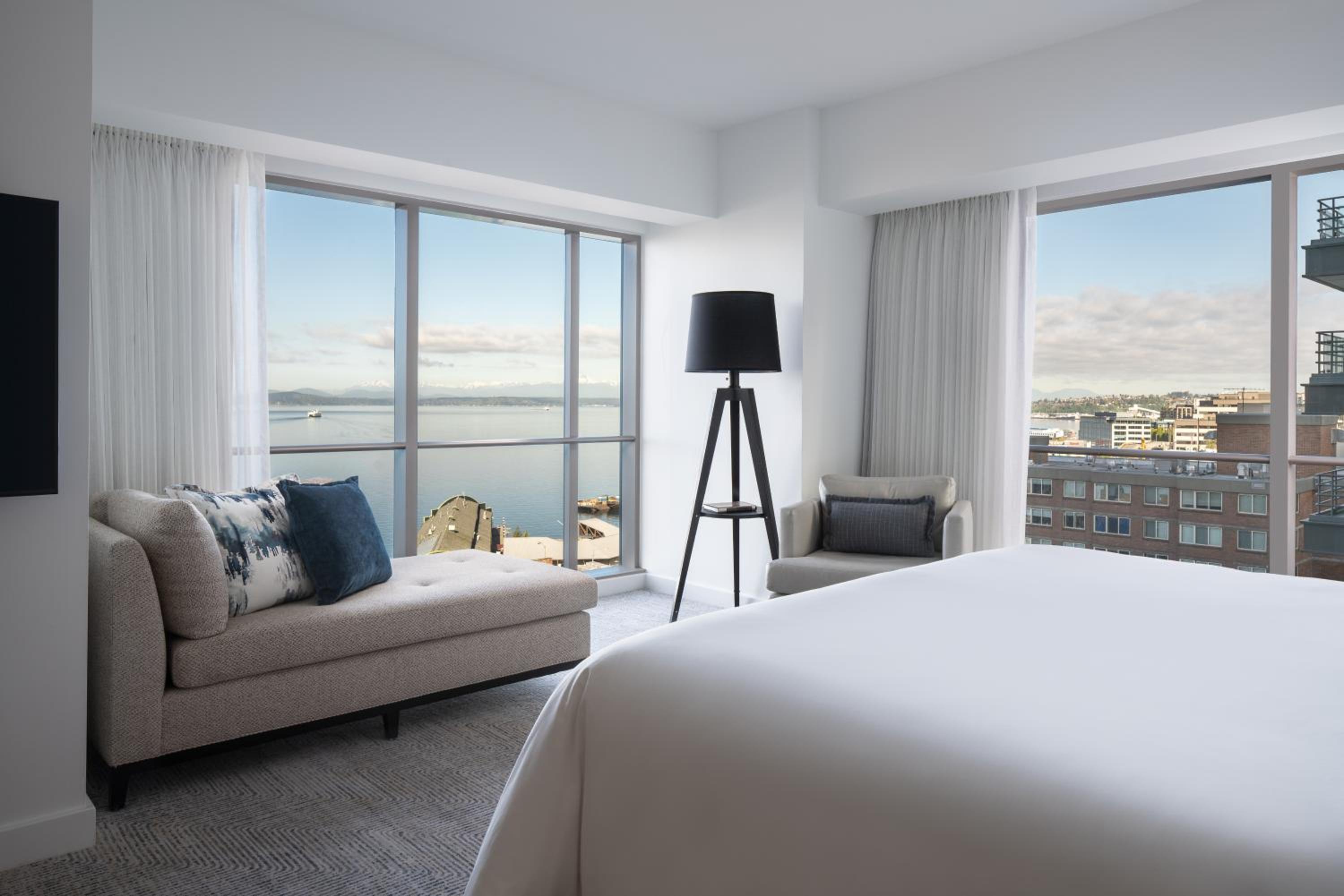 Suite, Corner