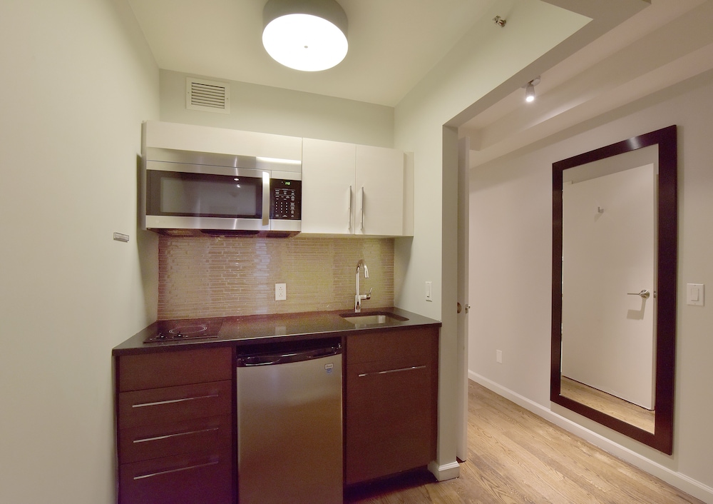Hotel 32 32 3/78