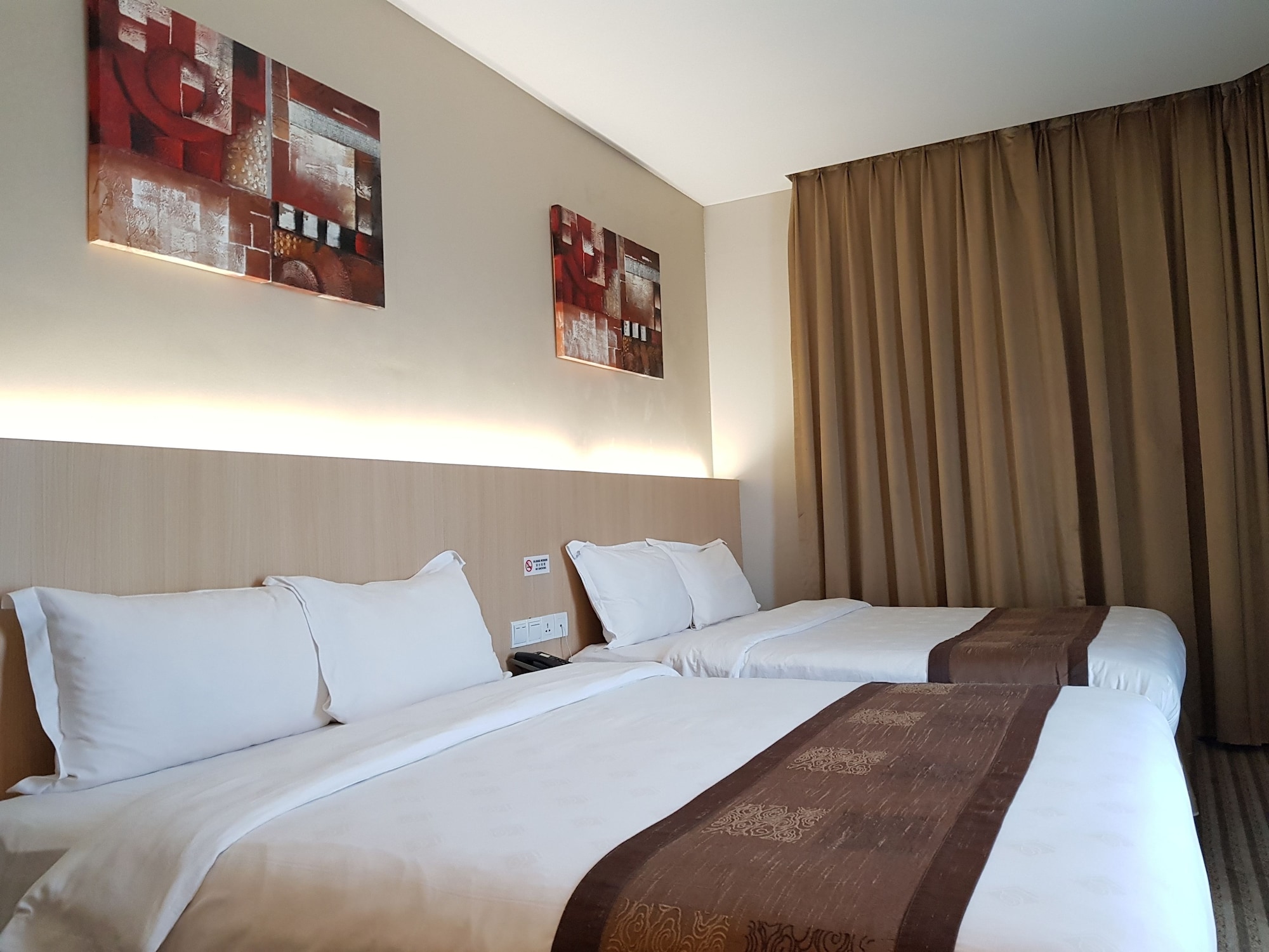 DELUXE, QUADRUPLE, 2 QUEEN BEDS