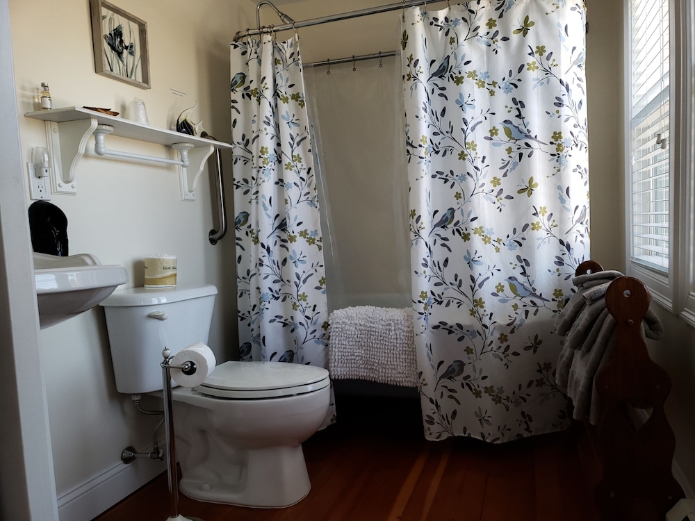 Point, Queen Bed