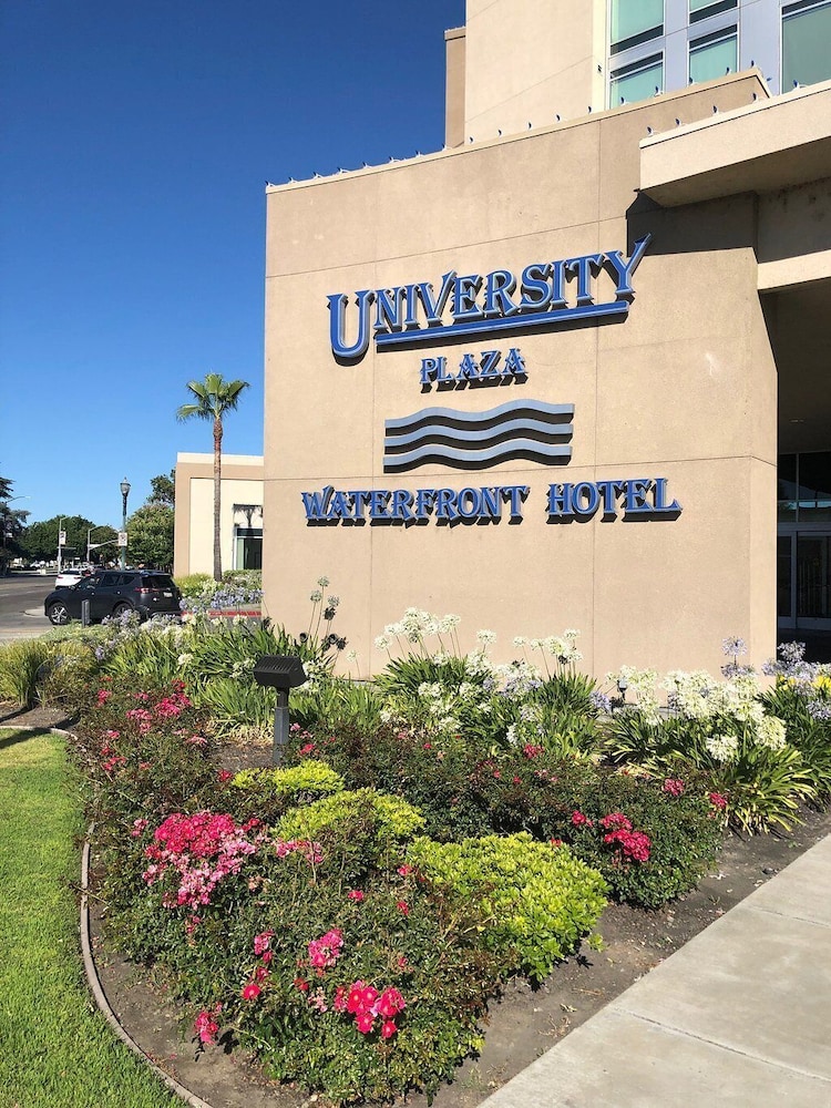 University Plaza Waterfront Hotel 8/50