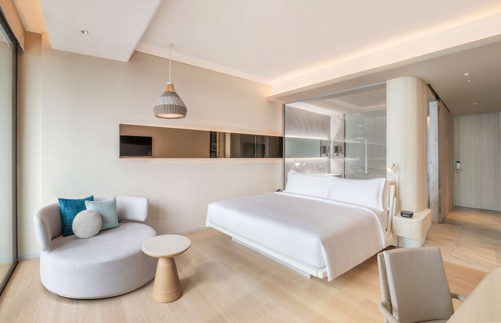 EXECUTIVE, KING BED, OCEAN FRONT