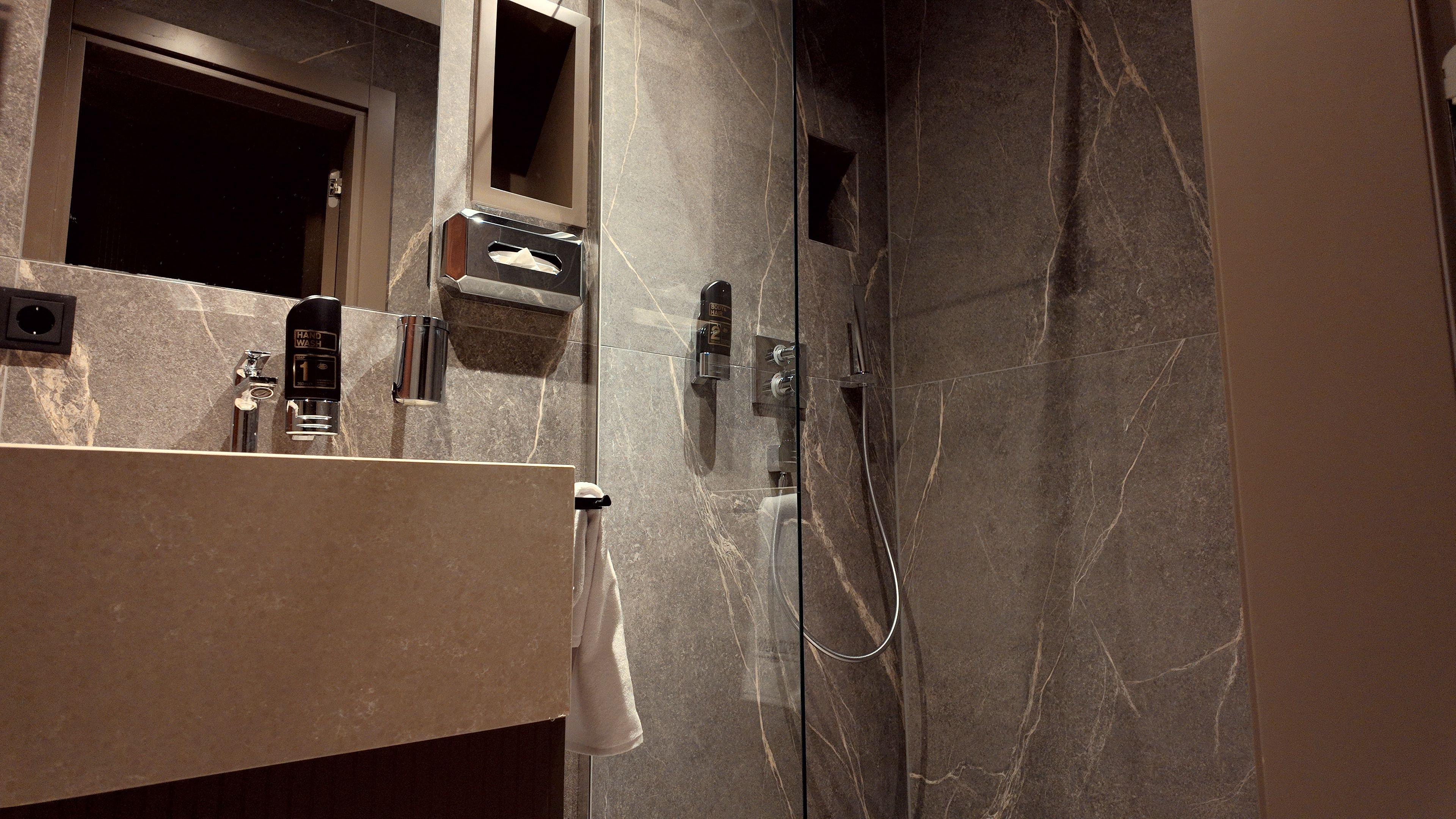 Bellman Hotel 4/38