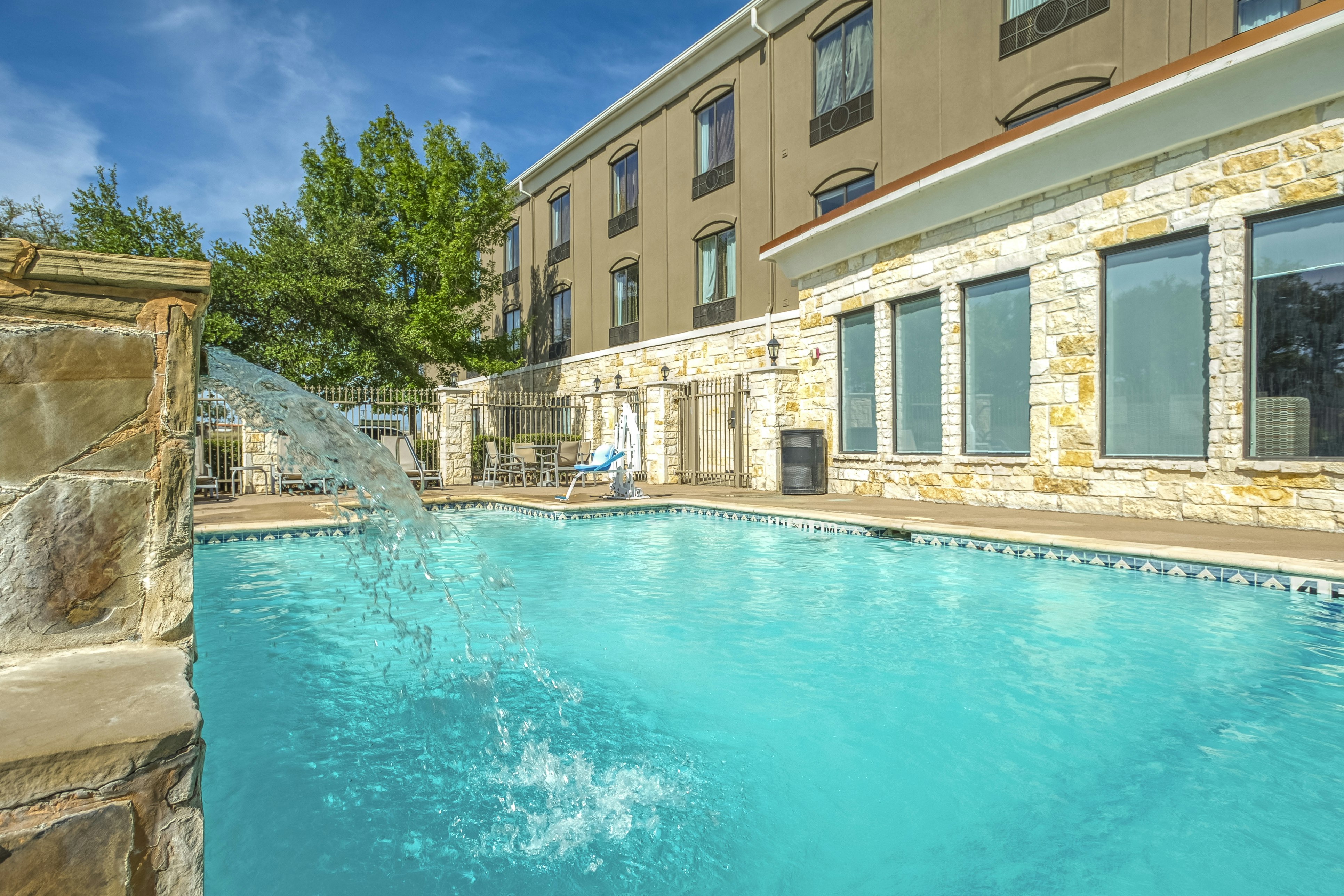 Holiday Inn Express Suites Beeville 72/76