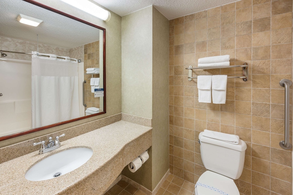 Quality Inn and Suites Fishkill South Near I-84 11/52