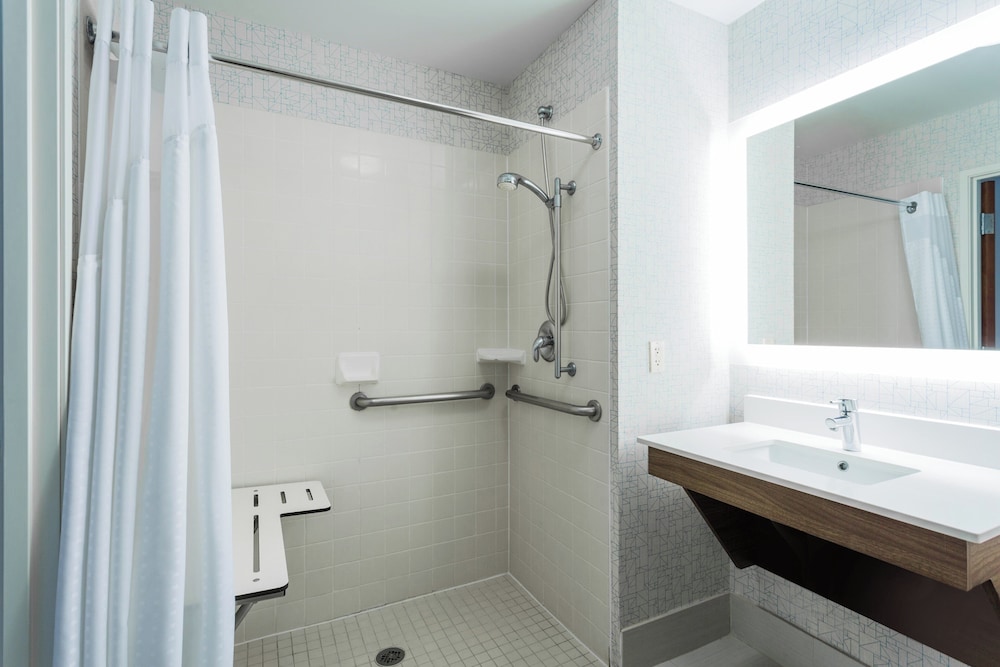 Holiday Inn Express Petersburg 67/70
