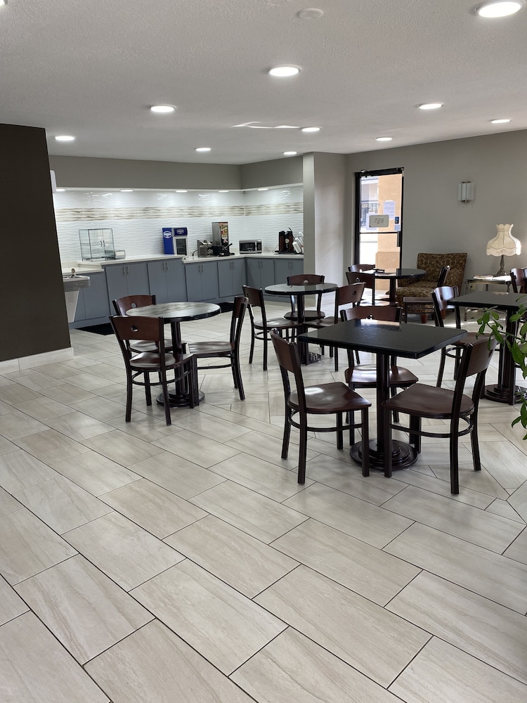 Mockingbird Inn Suites 41/49
