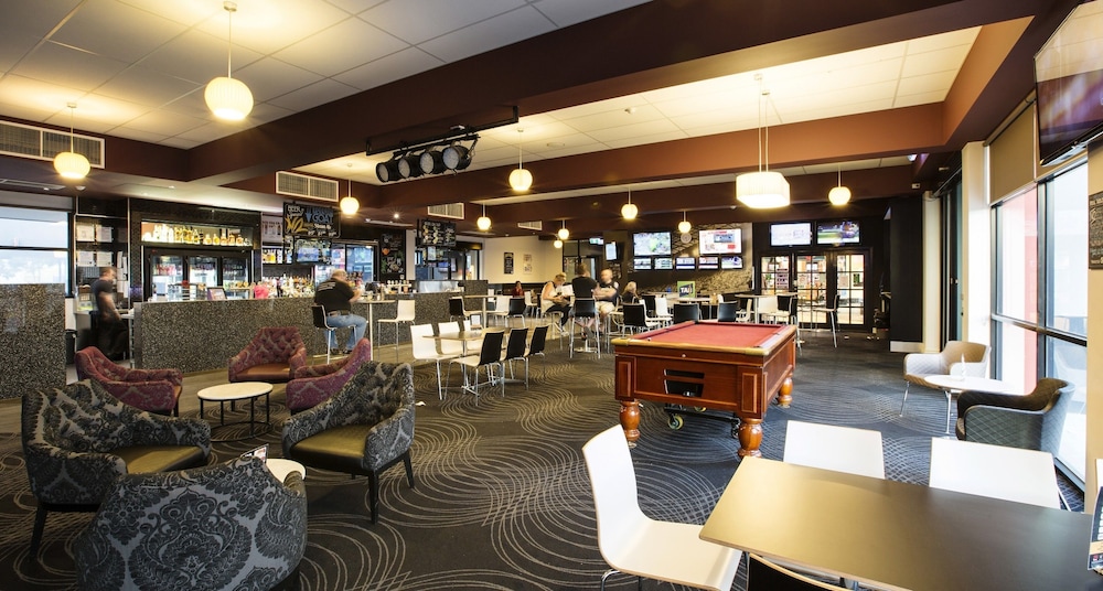 Nightcap at Skyways Hotel 22/31