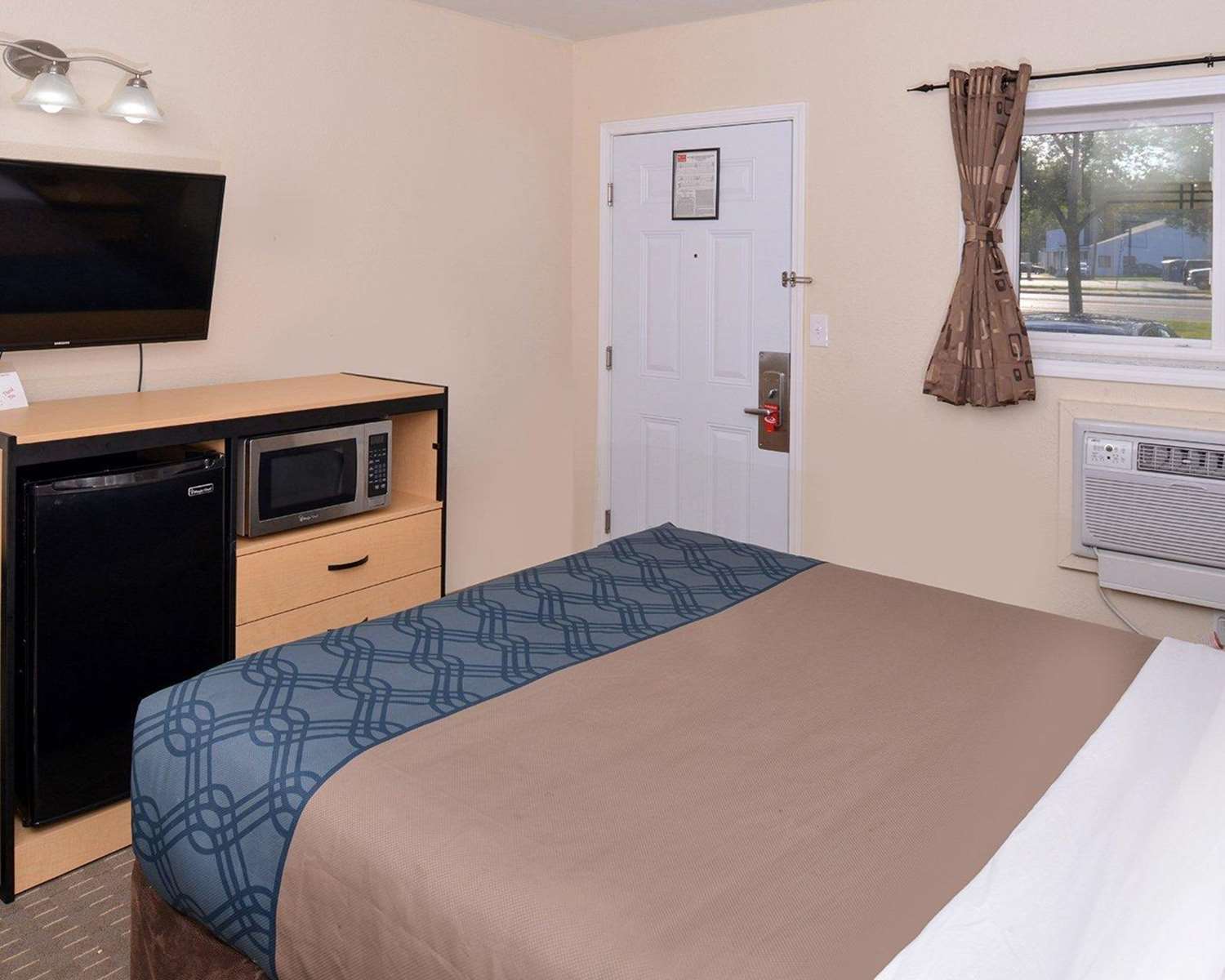Econo Lodge Rochester I-90 & I-390 14/40