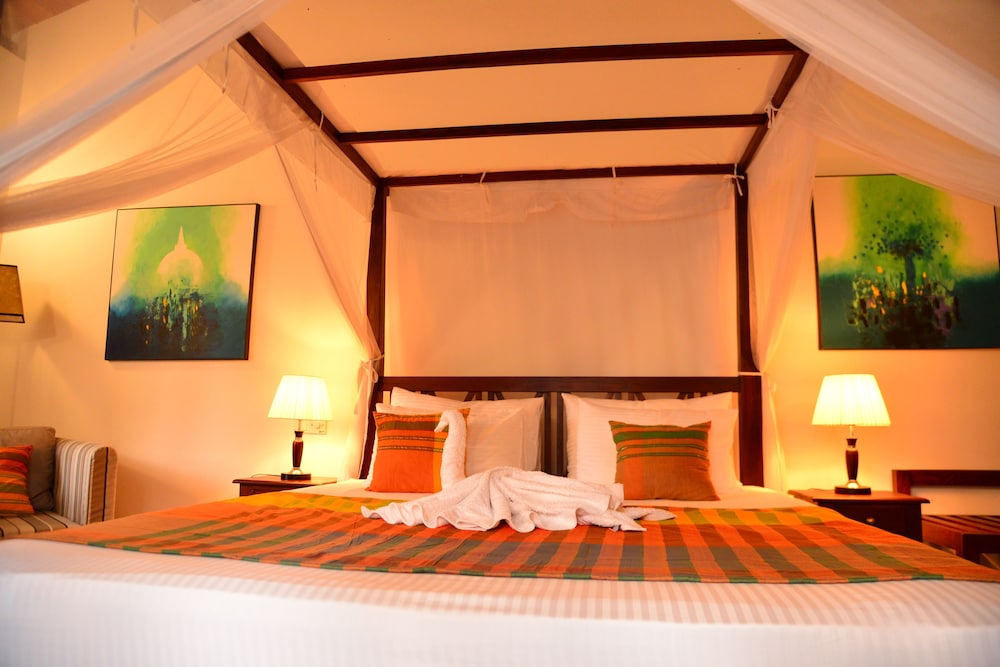 DELUXE, KING BED, POOL VIEW, PRIVATE BATHROOM