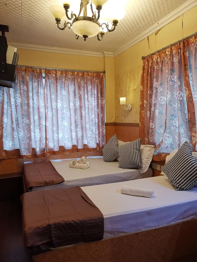 Pay-Less Guest House 36/50