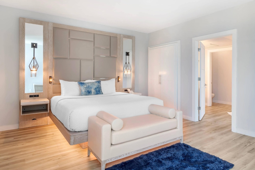 SUITE, KING BED