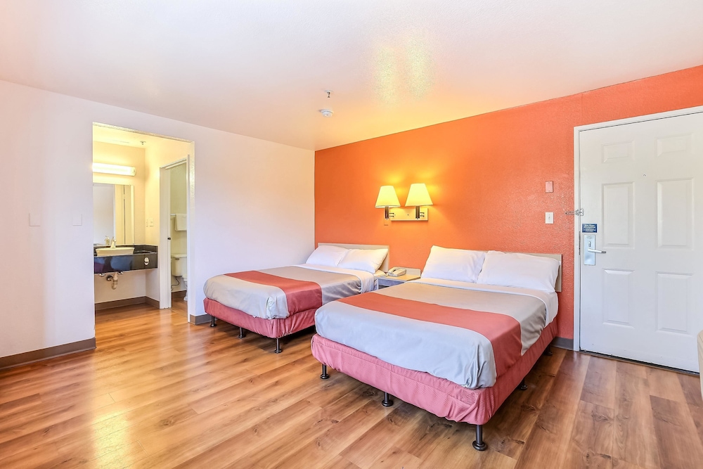 Motel6 Pinole, CA 21/40